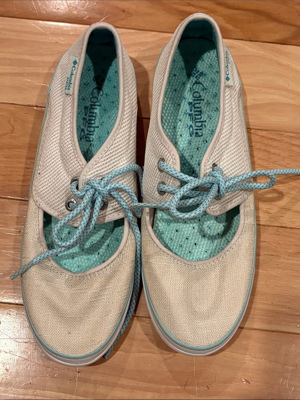 Columbia Women's Cream and Light Blue Canvas Lace-Up Sneakers - Size 7